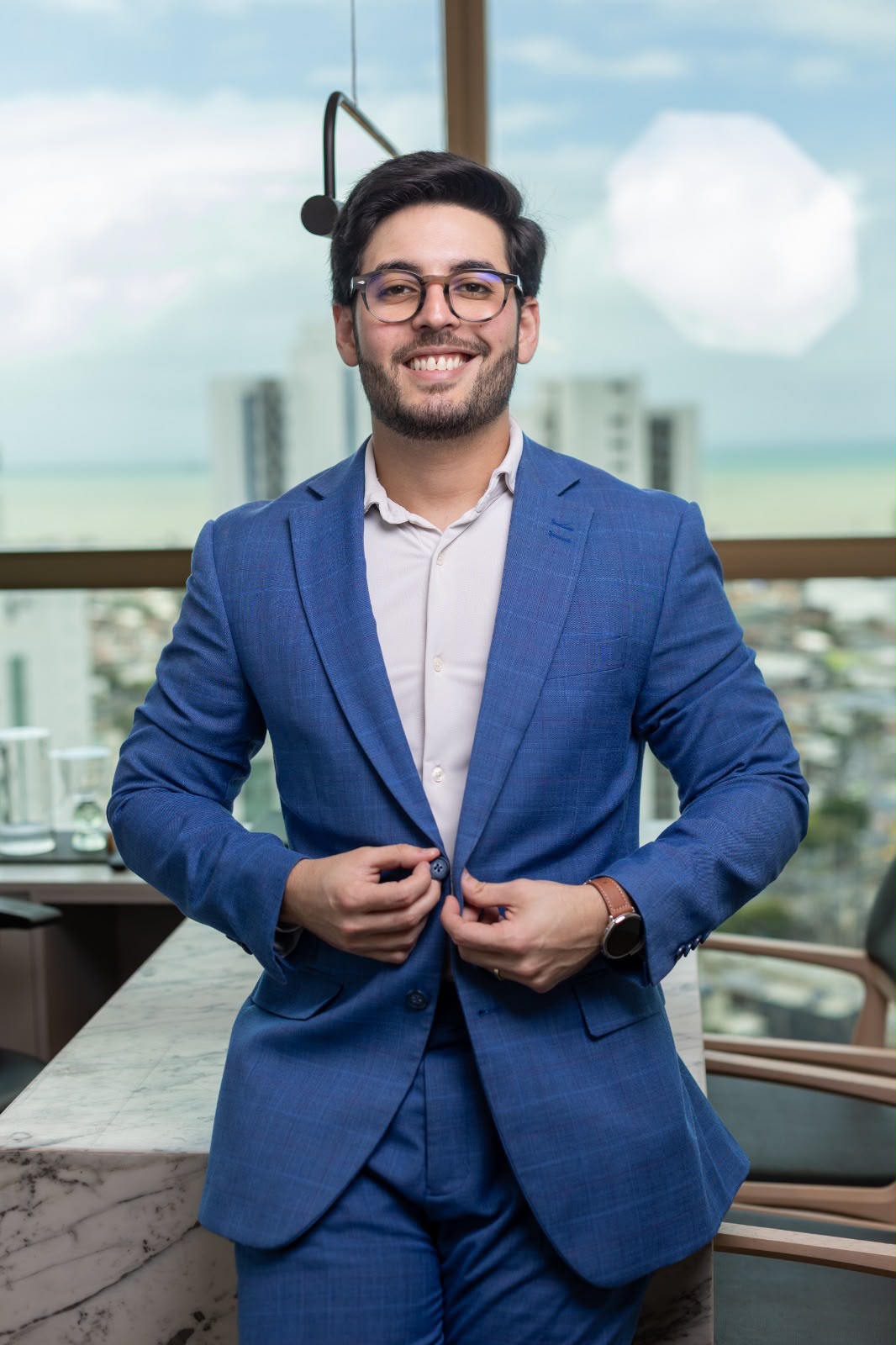Ruy Santos sorrindo em seu consultório